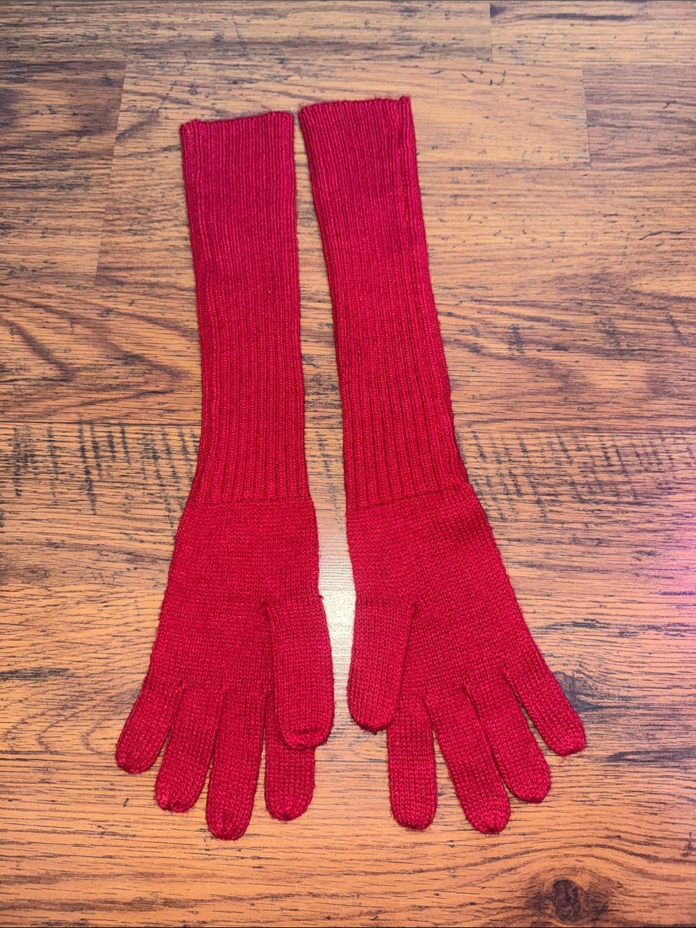 Long Red Knit Gloves for Women - Classic Winter Accessory 29.T